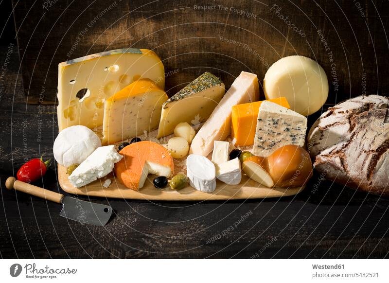Käseplatte mit verschiedenen Käsesorten Vielfalt Vielfältigkeit Vielfaeltigkeit vielfaeltig vielfältig herzhaft Cheddar Cheddarkäse Sorte Sorten Holzbrett