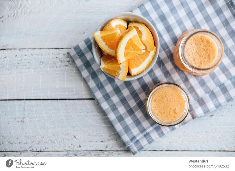 Orangen-, Karotten-, Ananas-, Ingwer-Smoothie in Gläsern Food and Drink Lebensmittel Essen und Trinken Nahrungsmittel Gesunde Ernährung Ernaehrung