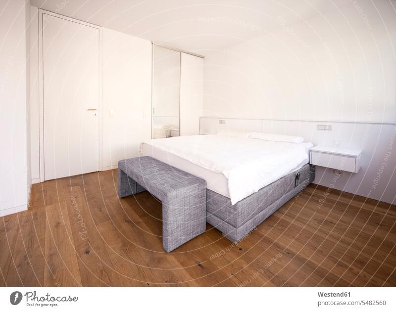 Hotelzimmer mit Doppelbett und Holzboden Einrichtung Schlichtheit Einfachhheit einfach Bank Sitzbänke Bänke Sitzbank Schlafzimmer Hotelbett Hotelbetten Bett