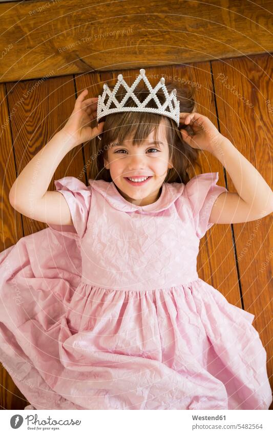 Porträt eines lächelnden, als Prinzessin verkleideten kleinen Mädchens Europäer Kaukasier Europäisch kaukasisch Krone Kronen rosa rosafarben Prinzessinnen