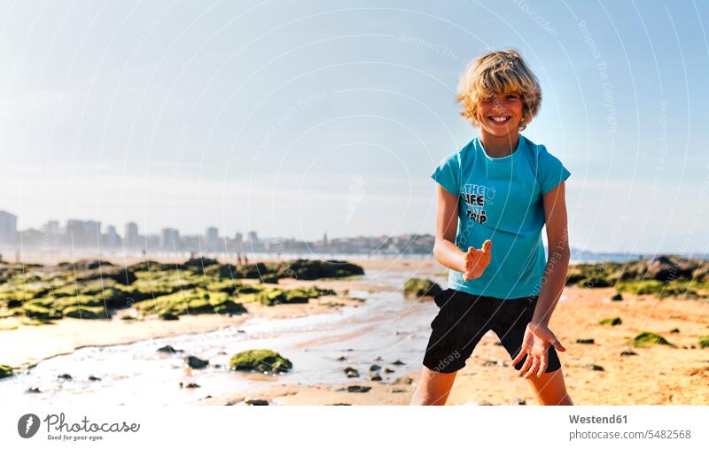 Porträt eines blonden Jungen am Strand Buben Knabe Knaben männlich Beach Straende Strände Beaches Portrait Porträts Portraits Kind Kinder Kids Mensch Menschen
