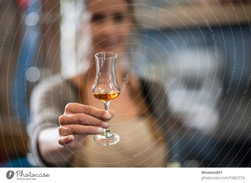Frau hält Schnapsglas halten Glas Trinkgläser Gläser Trinkglas Destillerie Schnapsglaeser Schnapsgläser herstellen produzieren Herstellung Europäer Kaukasier