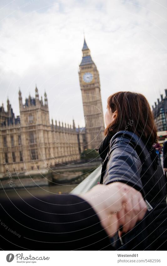 UK, London, Frau zieht Freundin zu Big Ben weiblich Frauen ziehen Erwachsener erwachsen Mensch Menschen Leute People Personen England Großbritannien