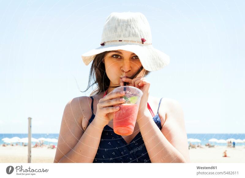 Junge Frau trinkt Cocktail am Strand Limonade Beach Straende Strände Beaches trinken jung attraktiv schoen gut aussehend schön Attraktivität gutaussehend hübsch