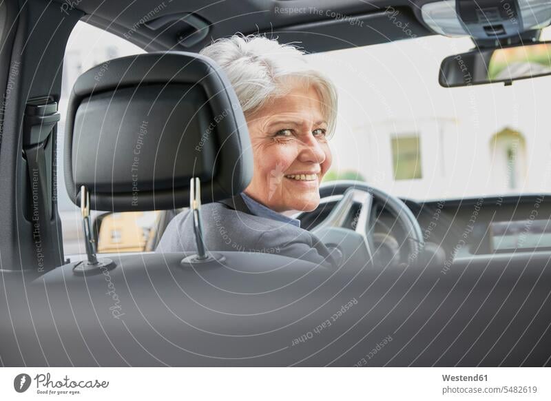 Porträt einer lächelnden Geschäftsfrau, die in einem Auto sitzt Geschäftsfrauen Businesswomen Businessfrauen Businesswoman Wagen PKWs Automobil Autos
