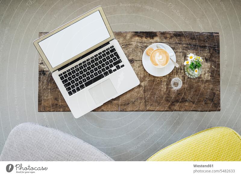 Laptop und Tasse Kaffee auf dem Tisch in einem Café Tassen Notebook Laptops Notebooks Geschirr Computer Rechner Getränk Getraenk Getränke Getraenke