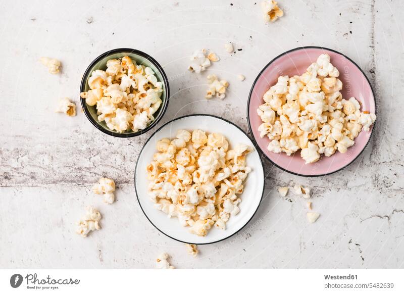 Popcorn in Schalen Food and Drink Lebensmittel Essen und Trinken Nahrungsmittel Schüssel Schälchen Schüsseln Puffmais selbstgemacht selbstgemachte hausgemacht