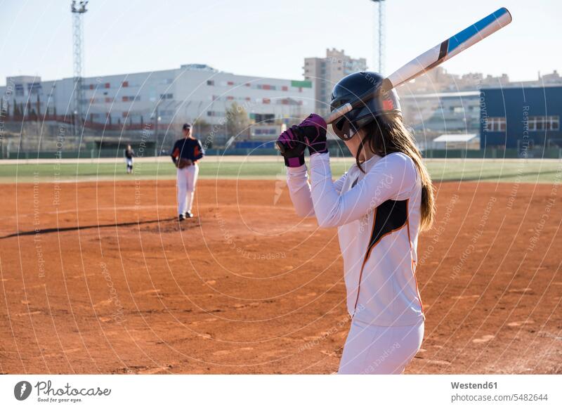 Weiblicher Schlagmann, der bereit ist, den Ball während eines Baseballspiels zu schlagen Spiel Spiele Frau weiblich Frauen Sport Erwachsener erwachsen Mensch