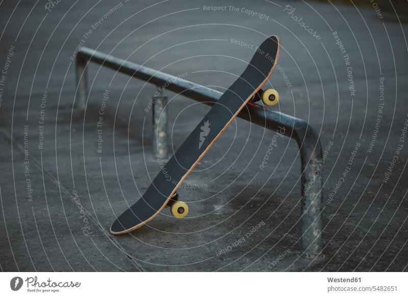 Skate, Spain. skateboarden anlehnen angelehnt lehnend Abwesenheit menschenleer abwesend Vignettierung Abschattung grau graue graues grauer Spanien Skateboard