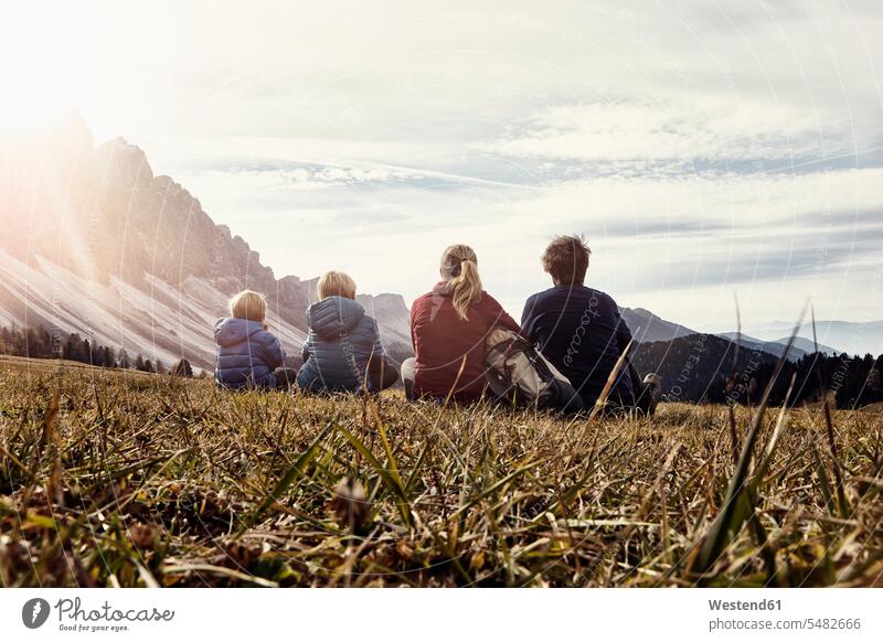 Italien, Südtirol, Geissler-Gruppe, Familienwandern, auf der Wiese sitzen Wanderer Aussicht bewundern die Aussicht bewundern Blick in die Ferne