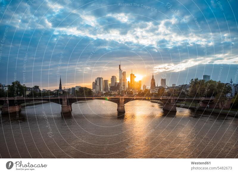 Deutschland, Frankfurt, Blick auf den Finanzdistrikt bei Sonnenuntergang mit der Ignatz-Bubis-Brücke im Vordergrund Abend abends Skyline Skylines Abenddämmerung