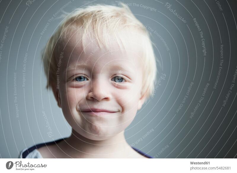 Porträt eines glücklichen kleinen blonden Jungen Europäer Kaukasier Europäisch kaukasisch blonde Haare blondes Haar lächeln Freude freuen gute Laune
