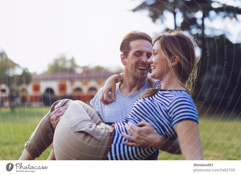 Lachender Mann trägt seine Freundin Italien Zweisamkeit Zusammenhalt Verbundenheit Zusammengehörigkeit Bindung sich verstehen Gemeinschaft Beziehung Vergnügen