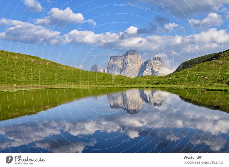 Italien, Provinz Belluno, Dolomiten, Selva di Cadore, Monte Pelmo im Spiegel des Lago delle Baste Wolke Wolken felsig steinig Reise Travel Abgeschiedenheit