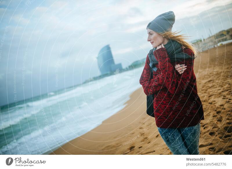 Spanien, Barcelona, junge Frau am Strand im Winter Beach Straende Strände Beaches weiblich Frauen Erwachsener erwachsen Mensch Menschen Leute People Personen