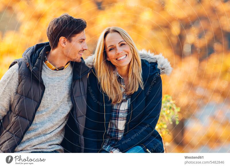 Glückliches Paar genießt den Herbst in einem Wald Ausflug Ausflüge Kurzurlaub Ausfluege glücklich glücklich sein glücklichsein genießen geniessen Genuss