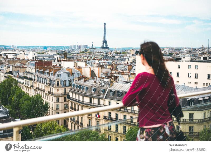 Frankreich, Paris, Frau, die den Blick auf Paris mit dem Eiffelturm im Hintergrund genießt Europäer Kaukasier Europäisch kaukasisch Freizeitkleidung casual