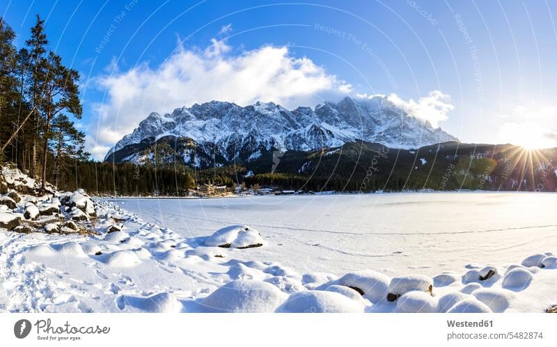 Deutschland, Bayern, der gefrorene Eibsee mit der Zugspitze im Hintergrund Schönheit der Natur Schoenheit der Natur Tag am Tag Tageslichtaufnahme tagsueber