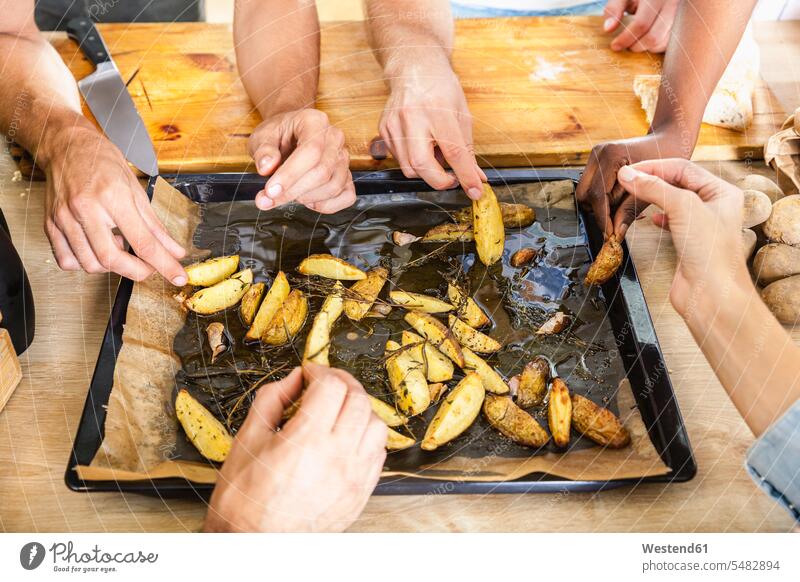 Freunde essen Kartoffelecken vom Backblech Kartoffelspalten country potatoes Speiseöl Öl Gemeinsam Zusammen Miteinander Lifestyle Lebenstil Lifestyles