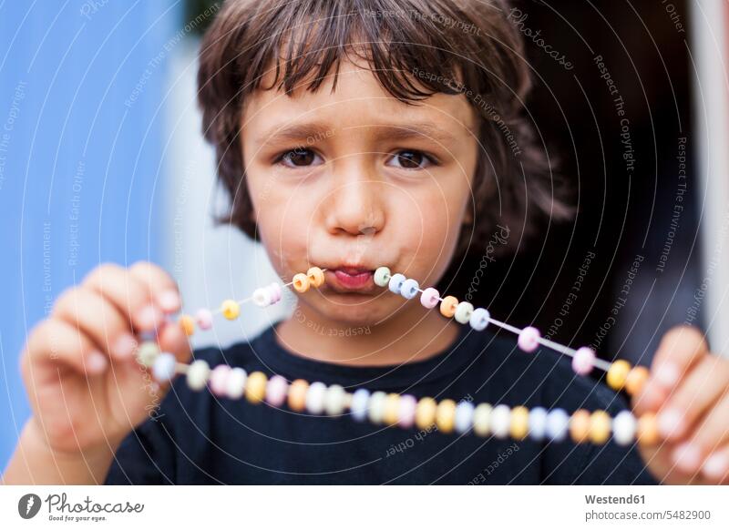 Porträt eines kleinen Jungen mit Halskette aus Hunderten und Tausenden Europäer Kaukasier Europäisch kaukasisch Zuckerperle Zuckerperlen Liebesperlchen