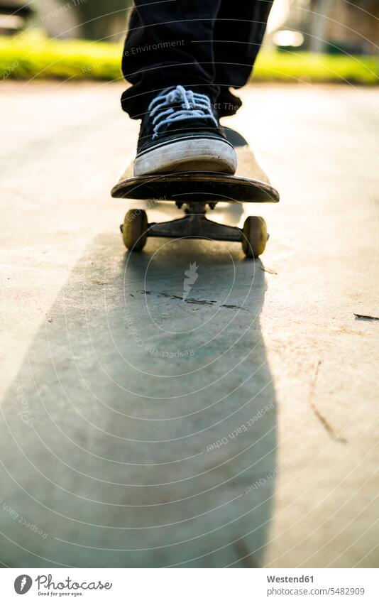 Füße eines Skateboardfahrers auf einem Skateboard Rollbretter Skateboards Mann Männer männlich Skateboarder Skateboarders Skater Erwachsener erwachsen Mensch