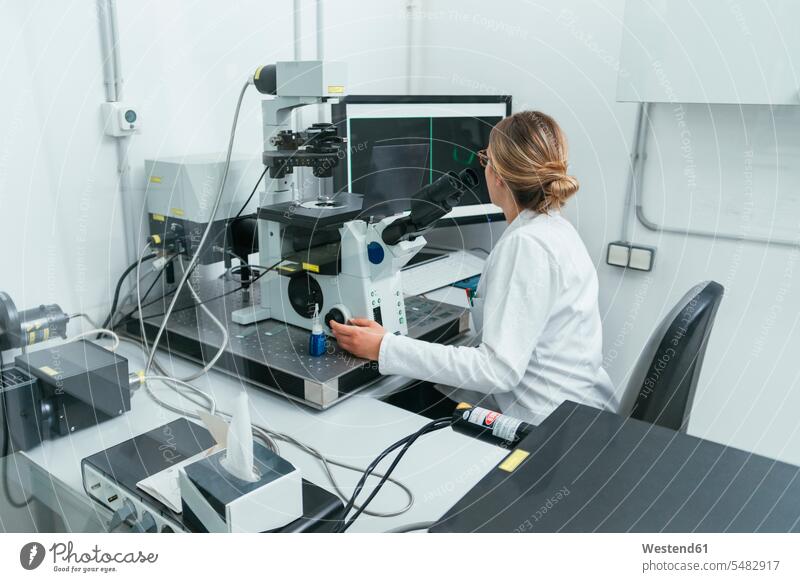 Labortechniker in einem modernen Labor Labore untersuchen prüfen Frau weiblich Frauen Laborantin Laborantinnen arbeiten Arbeit Arbeitsplatz Arbeitsstätte