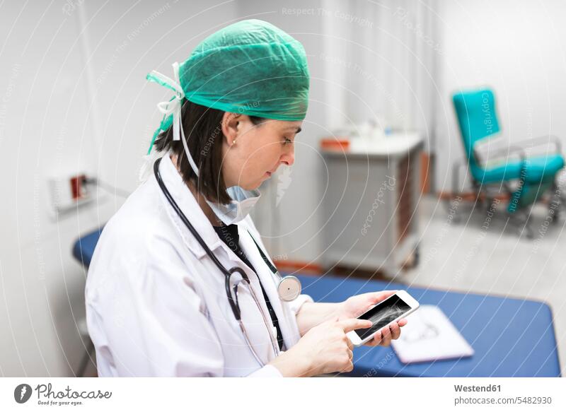 Arzt mit Smartphone Ärztin Aerztin Ärztinnen Doktorinnen Aerztinnen Frau weiblich Frauen Handy Mobiltelefon Handies Handys Mobiltelefone Doktoren Ärzte Medizin