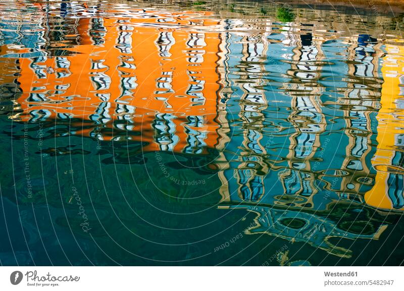 Italien, Gardasee, Limone sul Garda, Wasserspiegelungen von bunten Fassaden im Hafenbecken farbig mehrfarbig Außenaufnahme draußen im Freien Tag am Tag