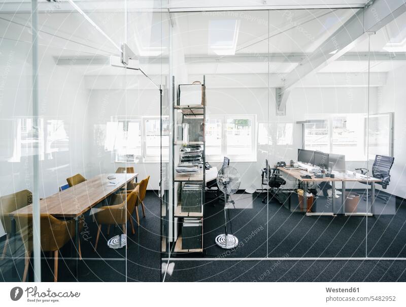 Leeres modernes Büro leer leere Office Büros Arbeitsplatz Arbeitsstätte Arbeitstelle Business Geschäftsleben Geschäftswelt geschäftlich Konferenzraum