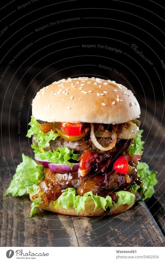 Doppelburger, Nahaufnahme Niemand Burgerbrötchen Hamburgerbrötchen Speck Tomate Speisetomaten Tomaten fettig fetthaltig Salatblatt Salatblaetter Salatblätter