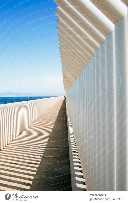 Spanien, Andalusien, Tarifa, Licht und Schatten durch einen Zaun auf einer Betonfläche Küste Küstenlandschaft Weite Textfreiraum weit Abgeschiedenheit