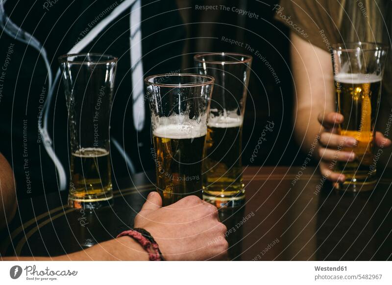 Gruppe von Personen mit Biergläsern auf einem Tisch in einer Bar Freunde Gruppe von Menschen Menschengruppe trinken ausgehen Kneipe Kneipen Freundschaft
