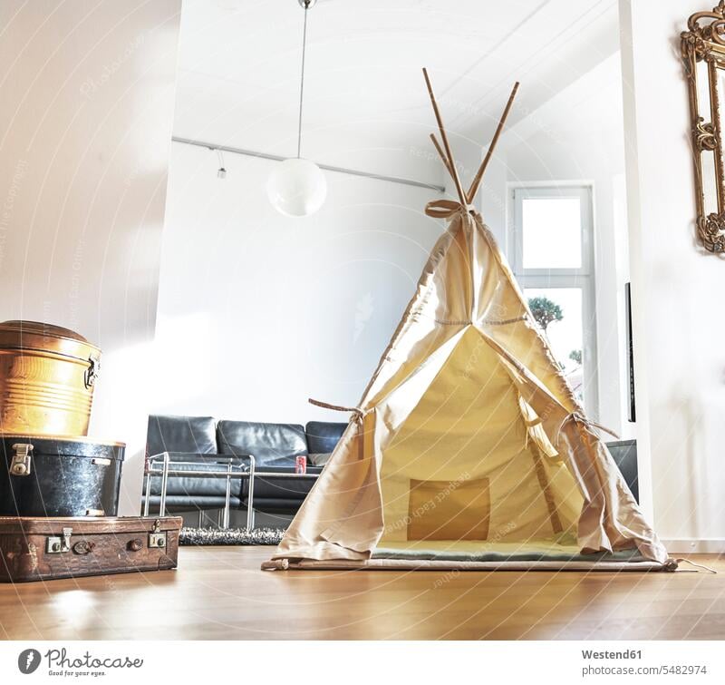 Tipi auf dem Boden im Wohnzimmer Zelt Zelte Indianerzelt Wigwam Wohnraum Wohnung Wohnen Wohnräume Wohnungen Zimmer Raum Räume aufbauen spielerisch Ungewöhnlich