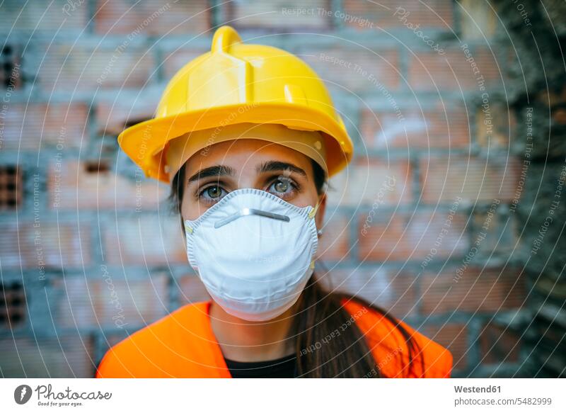Porträt einer Frau mit Staubmaske weiblich Frauen arbeiten Arbeit Baustelle Baustellen Erwachsener erwachsen Mensch Menschen Leute People Personen Konstruktion