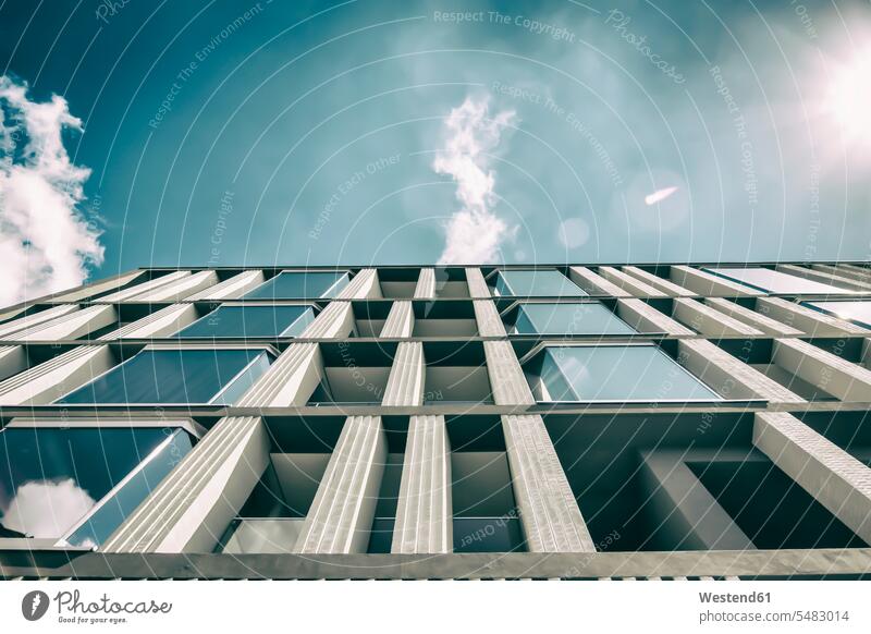 Deutschland, Berlin, Fassade der mongolischen Botschaft Neubau Neubauten bewölkt Bewölkung Wolke bedeckt Wolken Bewoelkung wolkig bewoelkt Linsenreflexion