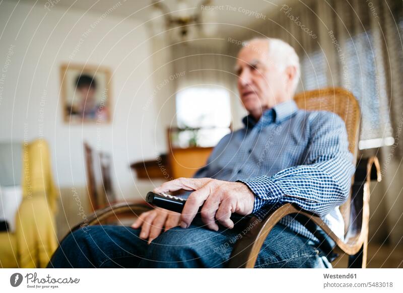 Hand eines älteren Mannes mit Fernbedienung, Nahaufnahme Europäer Kaukasier Europäisch kaukasisch Flachwinkelansicht von unten Froschperspektive Untersicht