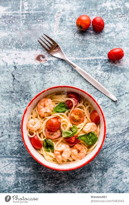 Spaghetti mit Garnelen, Tomaten und Basilikum Spagetti Scampis Schrimps Speisetomaten lecker appetitlich schmackhaft wohlschmeckend Küchenkraut Kuechenkraeuter