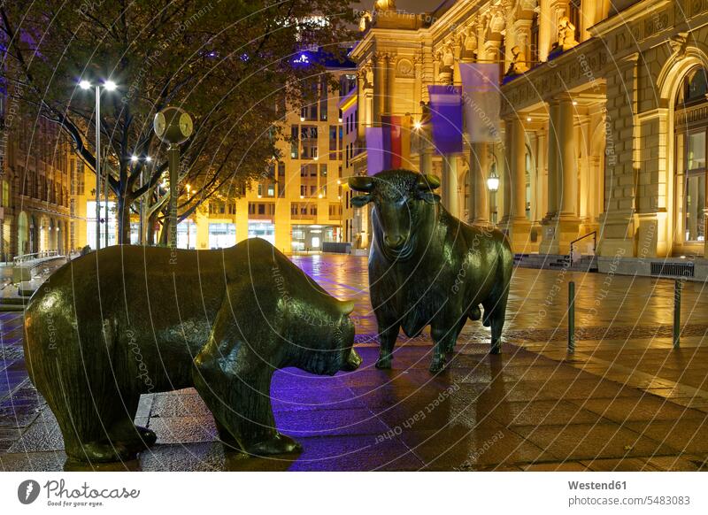 Deutschland, Hessen, Frankfurt, Stier und Bär am Borsenplatz beleuchtet Beleuchtung Börsenplatz Nacht nachts Abend abends Niemand Bulle Tierfigur Tierfiguren