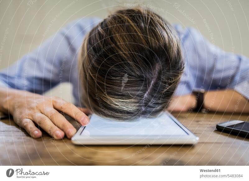 Nahaufnahme einer Frau, die auf einem Tablett am Schreibtisch liegt liegen liegend weiblich Frauen Arbeitstisch Schreibtische Tablet Computer Tablet-PC