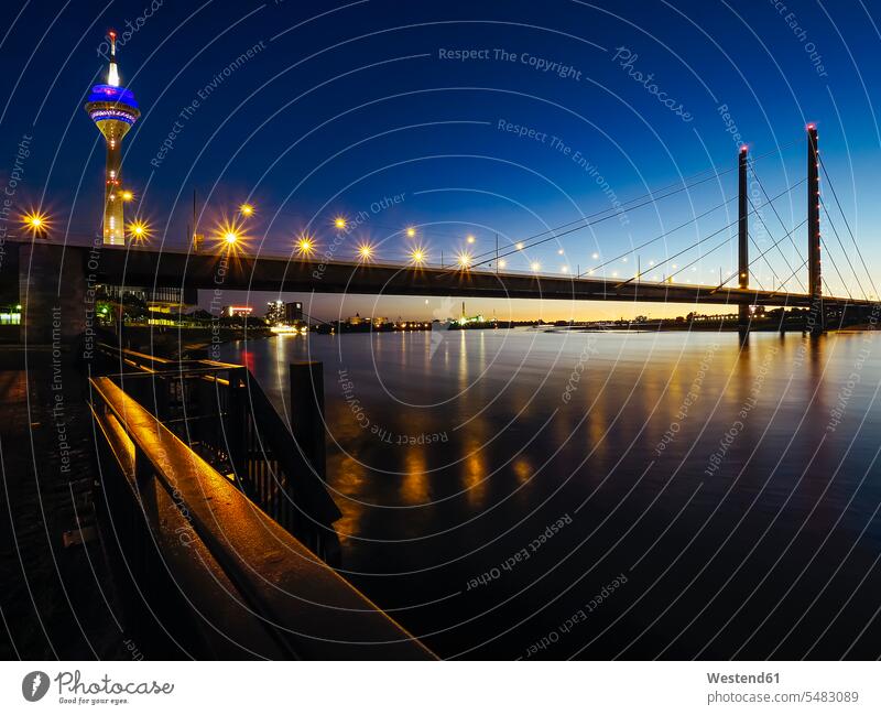Deutschland, Düsseldorf, Blick auf die beleuchtete Rheinknie-Brücke und den Fernsehturm bei Nacht Beleuchtung Sehenswürdigkeit Sehenwürdigkeiten sehenswert