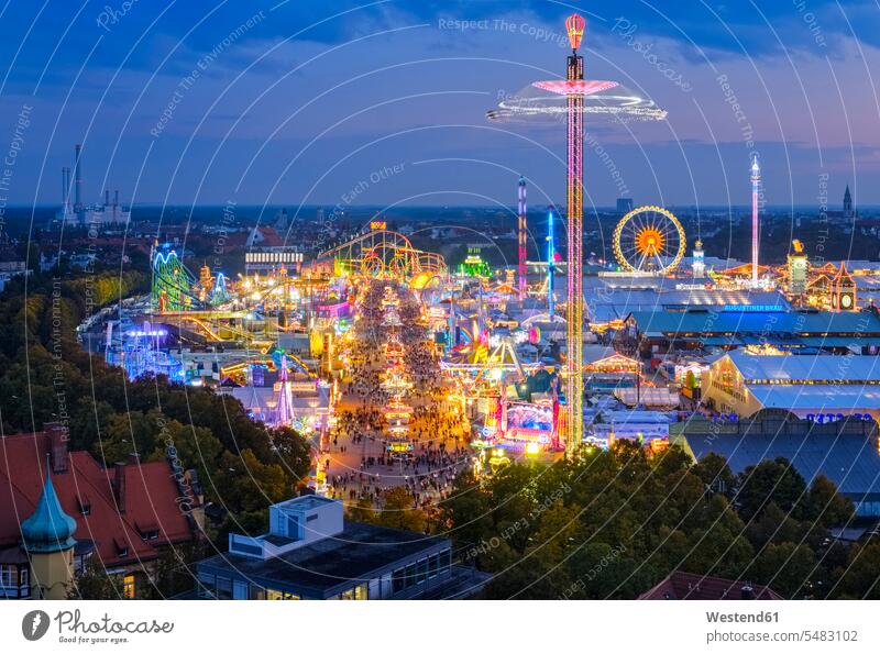 Deutschland, Bayern, München, Blick auf das Oktoberfest auf der Theresienwiese am Abend Jahrmarkt Volksfest Rummelplatz Kirmes Muenchen Touristenattraktion
