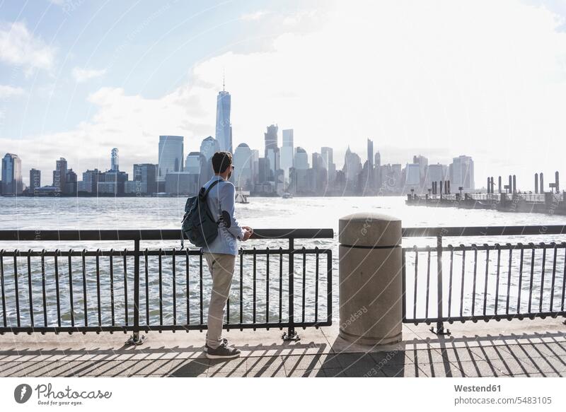 USA, Mann am Hafen von New Jersey mit Blick auf Manhattan stehen stehend steht New York New York State Männer männlich United States of America