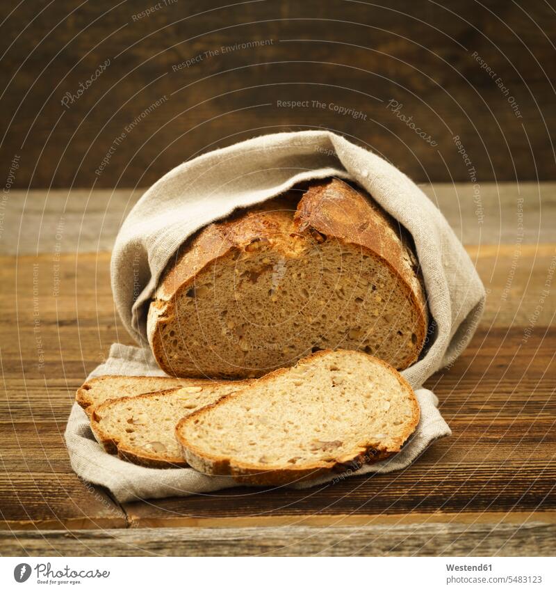 Geschnittenes Brot in Leinentüchern Food and Drink Lebensmittel Essen und Trinken Nahrungsmittel rustikal Brotscheibe Brotscheiben aufgeschnitten hölzern