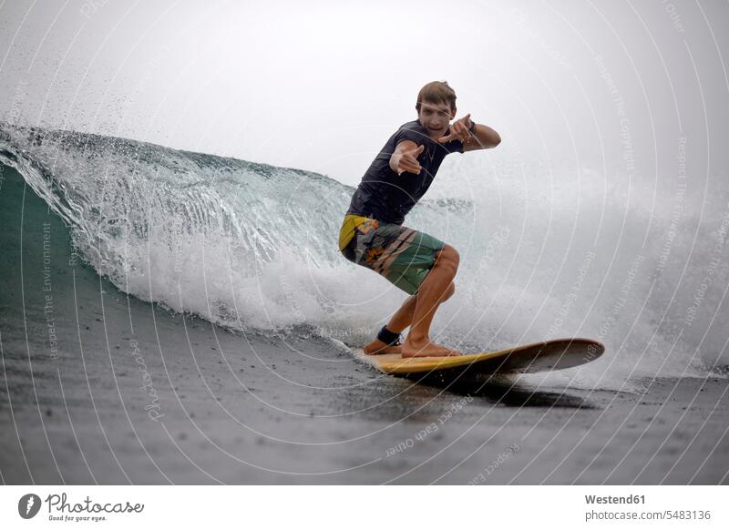 Indonesien, Java, Mann surft und posiert Surfer Wellenreiter Surfbrett Surfbretter surfboard surfboards Meer Meere Surfen Surfing Wellenreiten Wassersport Sport