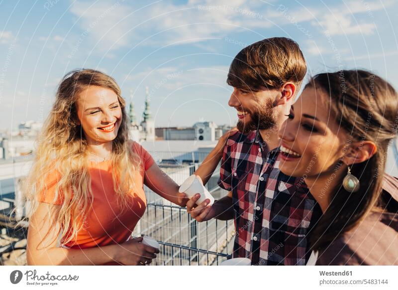 Österreich, Wien, Junge Leute feiern eine Party auf der Dachterrasse Europäer Kaukasier Europäisch kaukasisch Stephansdom Dom St. Stephan Oberkörper