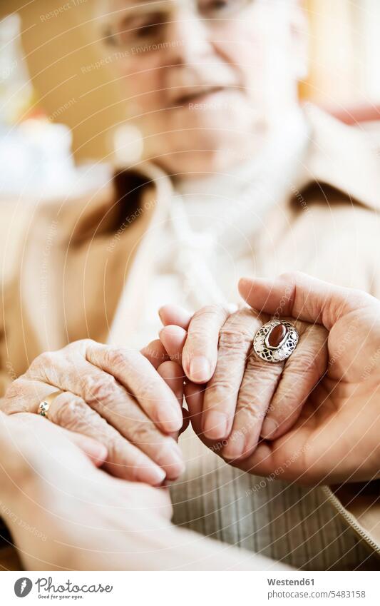 Erwachsene Tochter hält Hand ihrer Mutter mit Alzheimer-Krankheit, Nahaufnahme Ring Ringe Zusammenhalt Verbundenheit Zusammengehörigkeit Bindung sich verstehen