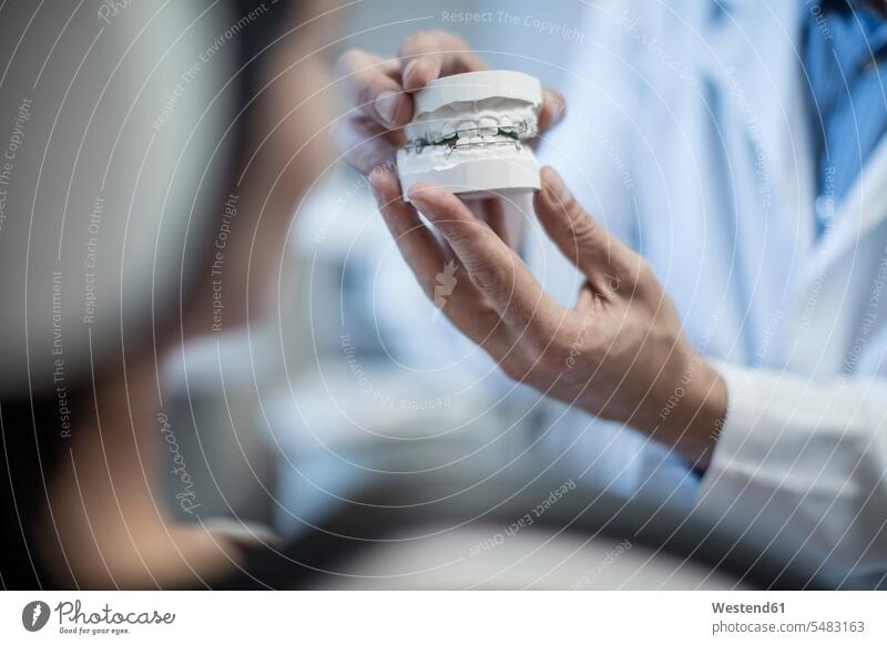 Kieferorthopäde zeigt Zahnform des Patienten erklären erklaeren Kieferorthopäden Kieferorthopaeden Gebiss Zahnarzt Zahnärzte Dentist Zahnaerzte Dentisten zeigen