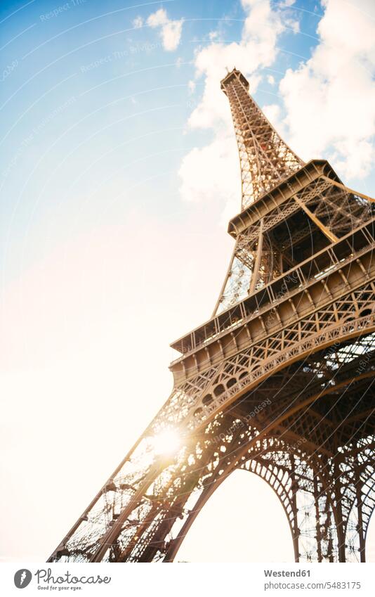 Frankreich, Paris, Blick von unten auf den Eiffelturm Wahrzeichen Froschperspektive Textfreiraum schräg Schrägansicht schraeg schief kippen gekippt Städtereise