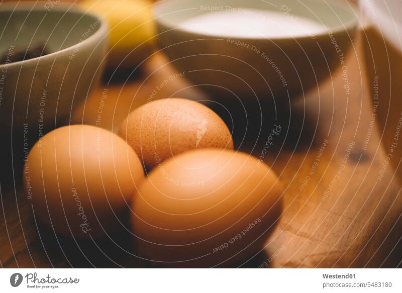 Eier und Schüsseln mit Zutaten für einen Kuchen Niemand Zubereitung zubereiten Innenaufnahme drinnen Innenaufnahmen differenzierter Fokus Italien backen Küche