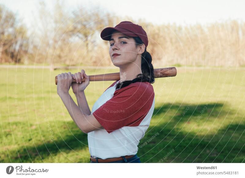 Porträt einer jungen Frau mit Baseballschläger im Park Schläger Baseballspiel weiblich Frauen Sport Erwachsener erwachsen Mensch Menschen Leute People Personen